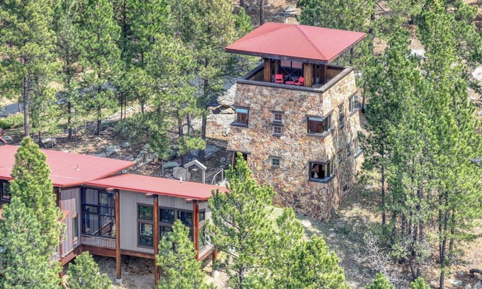 Hermosa House | Savor tranquility with Mt. Rushmore views and nearby Custer State Park.