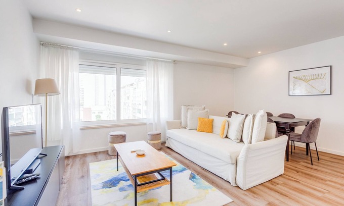 Lisbon Old Town Apartment | Savory White Apartment, Wifi, AC !new!