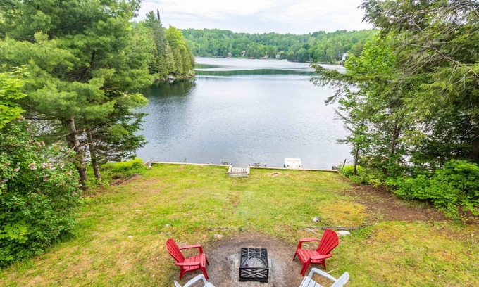 Val-des-Monts Cottage | Savour Waterfront Views at an Enjoyable Cottage