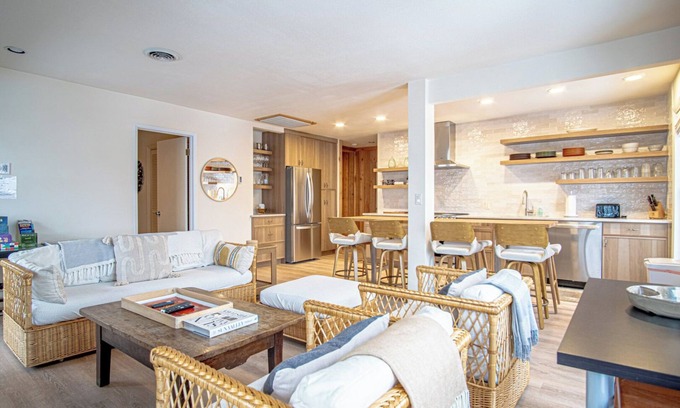 Warm Springs Condo | Sawtooth Ski Condo - Hot Tub + Walk to Ski Slopes!