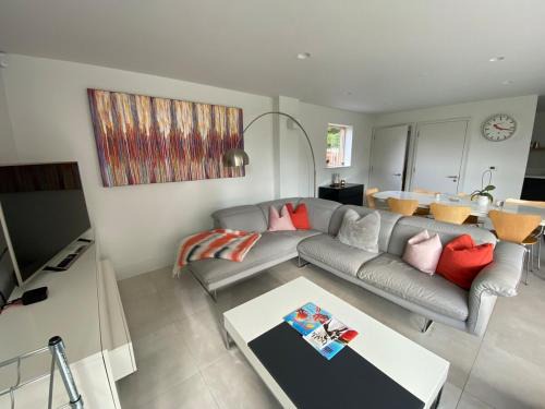 Winchester House | Saxon Lodge, Luxury Retreat in Winchester, HotTub!