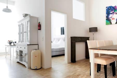 Charlottenburg Apartment | SC 02 by ROCKCHAIR Apartments l SUPERHOST Status l 4 Bedrooms Boxspringbeds 2 Bathrooms Balcony Elevator - Cozy Family & Business Flair welcomes you!