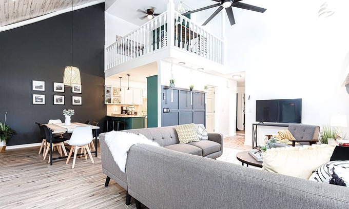 Town Center House | Scandi Chic-mins to KSU/DT, w/King, Pet friendly
