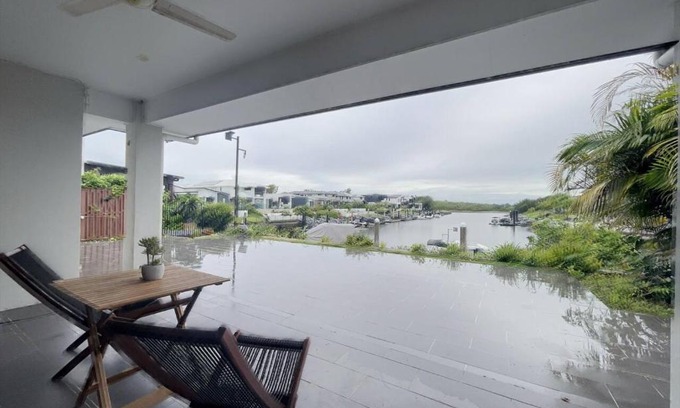 Coomera House | Scenic 5 Bed Riverview Classic and Relaxing Escape