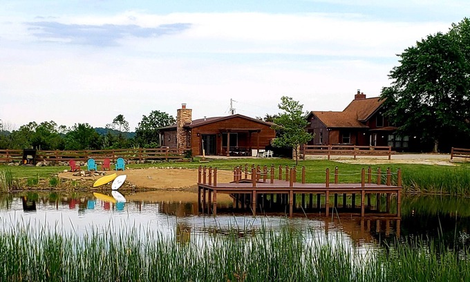 Bentonville Cabin | Scenic 6 Bedroom Lodge w/adjoining 2 Bedroom Cabin. Lg. pond w/swimming access.