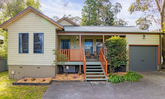 Katoomba Cottage | Scenic Cottage - Three Bedroom Cottage, Sleeps 8