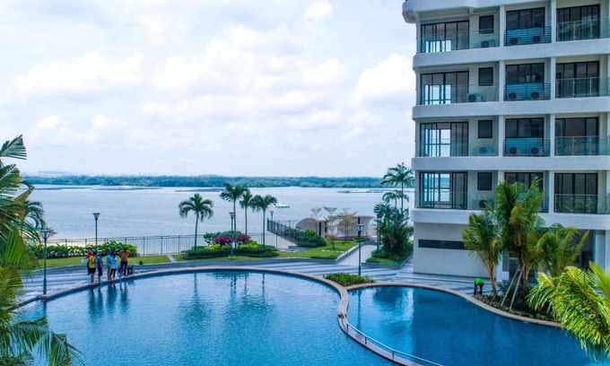 Central District Apartment | Scenic Country Garden Danga Bay by Lions Bay