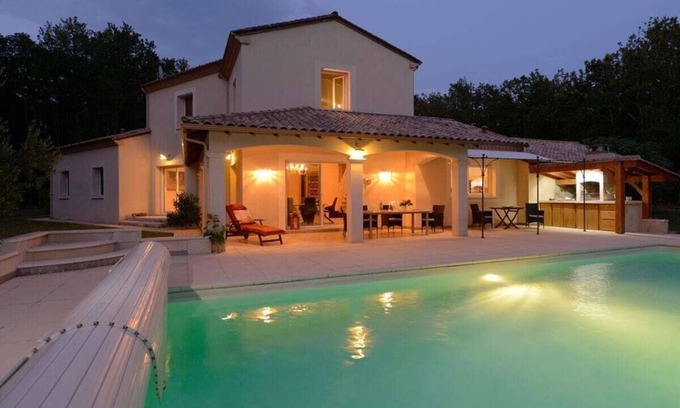 Beaumont-du-Perigord Villa | Scenic villa with swimming pool