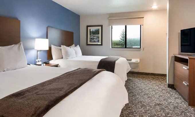 Bozeman Hotel | Scenic Green Mountain Views in a Comfy, Room with Kitchen | Free Parking