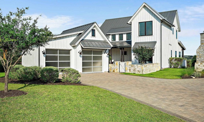 Spicewood House | Scenic Lake Travis Farmhouse | Pickleball | BBQ