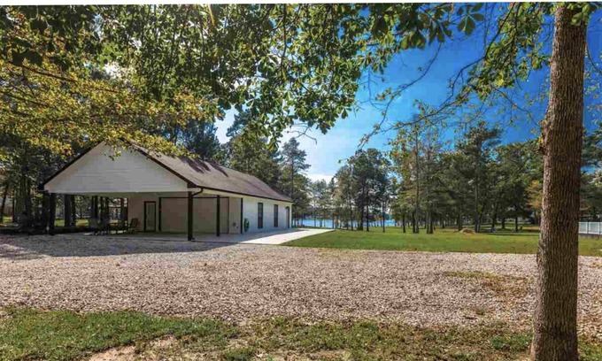 Brookeland House | Scenic Lakefront 5 miles from Millcreek boat ramp Great for fishermen!
