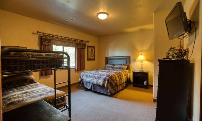 Yankton Cabin | Scenic Lodge- Lewis and Clark Resort