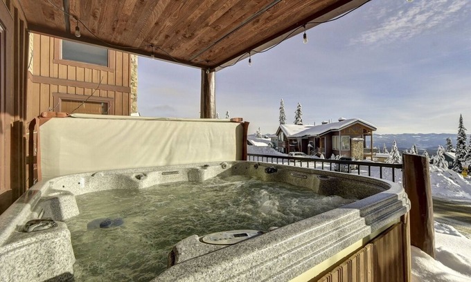 Snow Pine Estates Ski Chalet | Scenic Lodge ~ Ski-In Out ~ Hot Tub ~ Free EV Charging