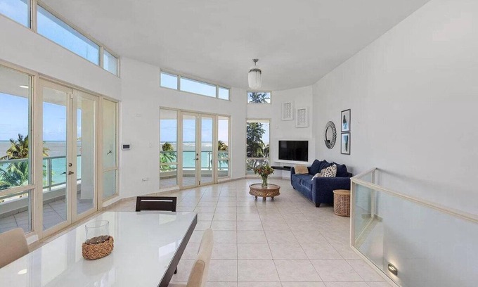 Herreras Apartment | Scenic Penthouse in Grand Bay
