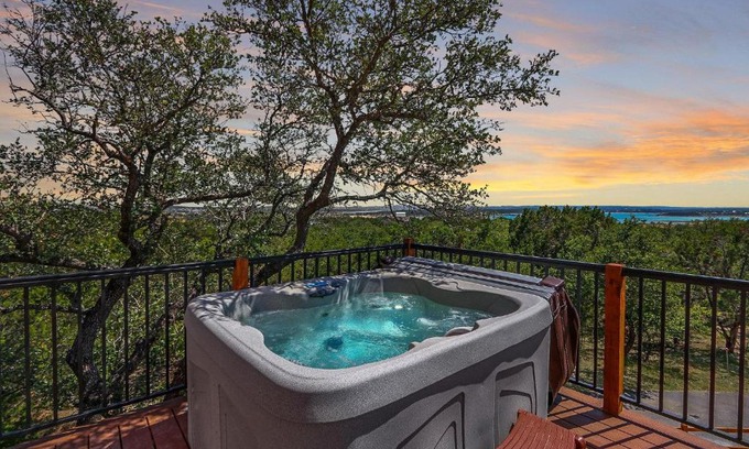 Canyon Lake House | Scenic Treehouse
