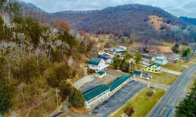 Lansing House | Scenic Valley Motel - 1 Queen
