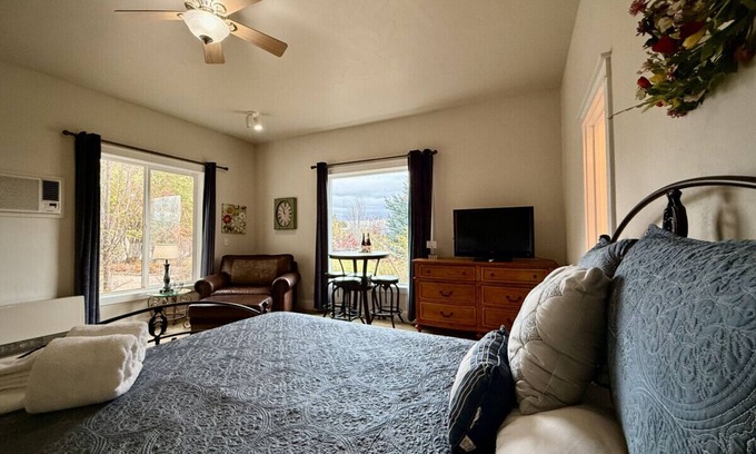 Baker City Cottage | Scenic Views Casita 1 - Cozy Studio for 2, Local Golfing 50% Off!