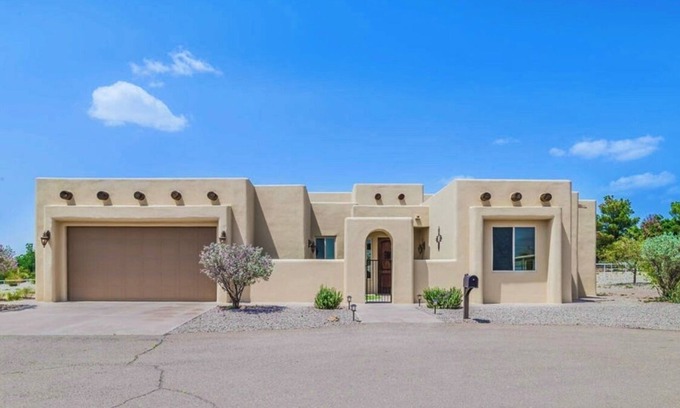 Alamogordo House | Scenic Vista with Game Room