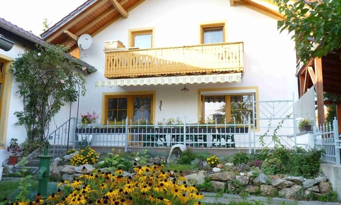 Bad Griesbach im Rottal Apartment | Schöne, zentrale Ferienwohnung mit Südterrasse