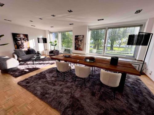 Golzheim Apartment | Schönster Rheinblick Messe Parken Luxus 10 Person