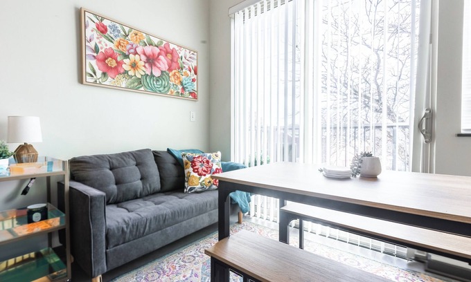 South Kansas City Apartment | Scholars Row 207 - Studio Suite!