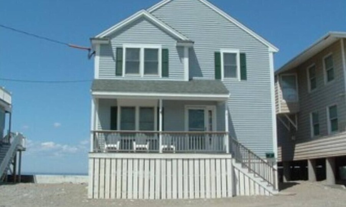 Scituate House | SCITUATE Beach Front huge 4 bedroom 2 bath. Amazing views sleeps 13. NEW!