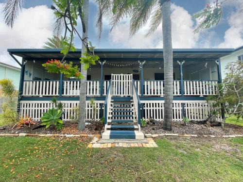 Traviston House | Scott's Retreat - Burrum Heads- Close to Beach- 4BR- Aircon