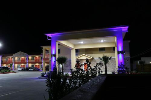Humble Hotel | Scottish Inn & Suites - IAH Airport