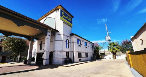 Clodine Hotel | Scottish Inn & Suites Sam Houston Parkway