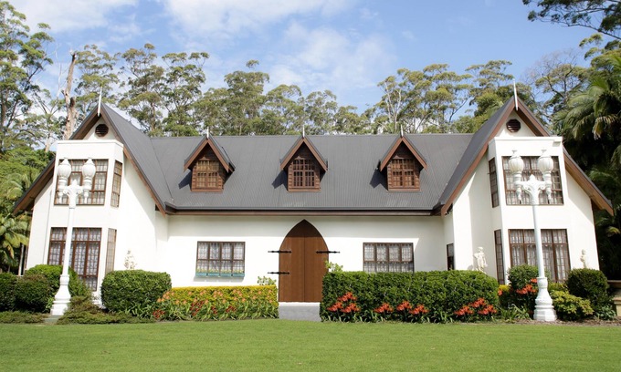 North Tamborine House | Scottish Manor nestled in lush tropical Rainforest next to bubbling stream.