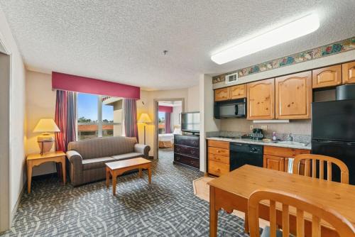 Central Scottsdale Apartment | Scottsdale 2 bd 2 ba furnished apt 4 full beds