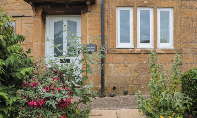 Stoke-sub-Hamdon Cottage | SCRAMBLES COTTAGE, pet friendly in Stoke-Sub-Hamdon, Somerset