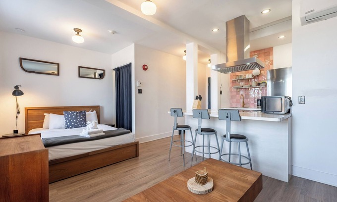 Plateau Mont Royal Apartment | Scrat studio AC Great Location Near a Metro