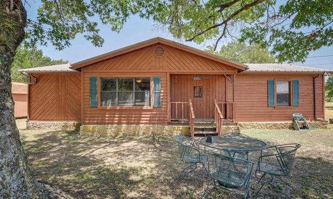 Morgan House | Screened-In Deck & Dock Access: Texas Home!