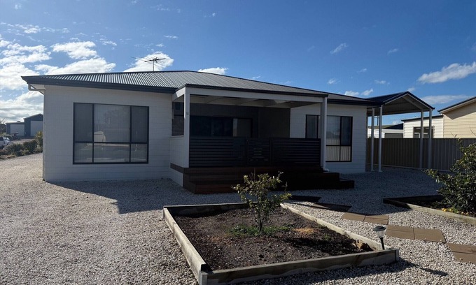 Melville House | Sea Breeze @ Coobowie ~ Close to beach and Pub!
