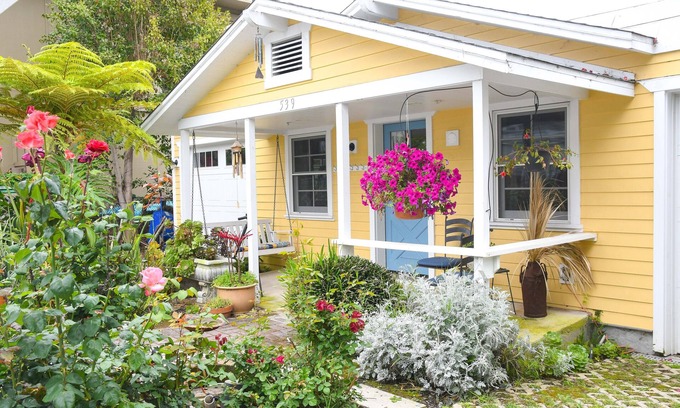 Laguna Beach Cottage | 'Sea Breeze' Cottage-blocks from beach and shopping of Laguna Beach.