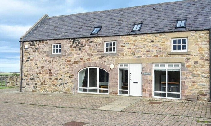 South Charlton Cottage | SEA BREEZE, pet friendly, with a garden in Newton-By-The-Sea
