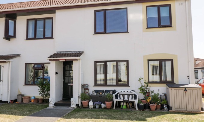 Brean Cottage | SEA BREEZE, pet friendly, country holiday cottage in Brean