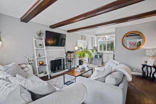 Wading River House | Sea Cliff Charm: 5 Mins to Beach, Firepit