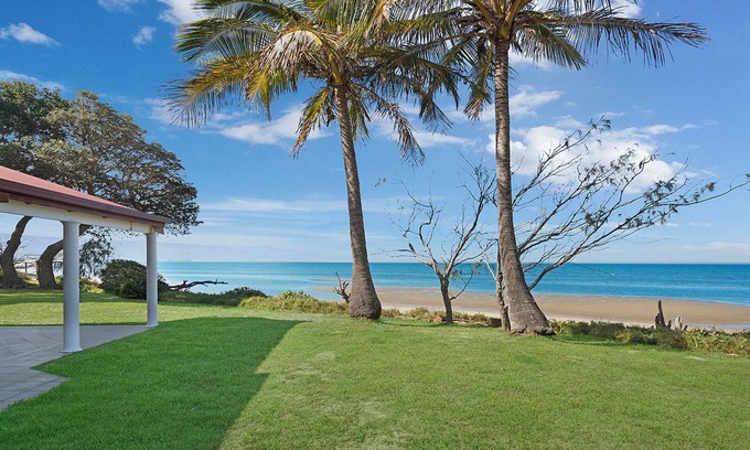 Beachmere House | Sea Cottage - Beachside Paradise