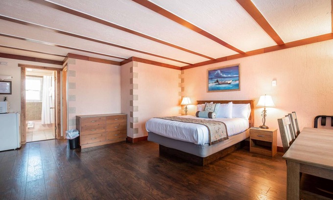 Ocean Shores Hotel | Sea Dreamer - 1 Bedroom Suite with 1 King and 1 Queen Bed at Wanderlust Inn, Pet Friendly