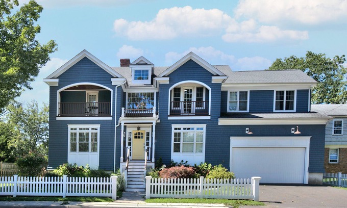 Fairfield House | "Sea-Duced" by the Beach! Entire Home Near Downtown Fairfield