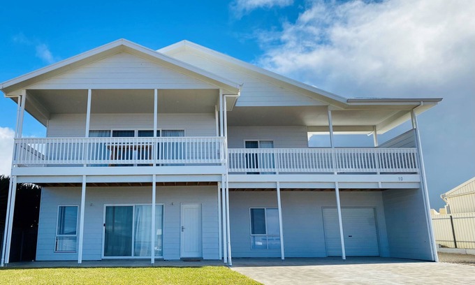Para Wurlie House | Sea Escape - Sea Views! Short walk to Tavern! Off Peak Special available!