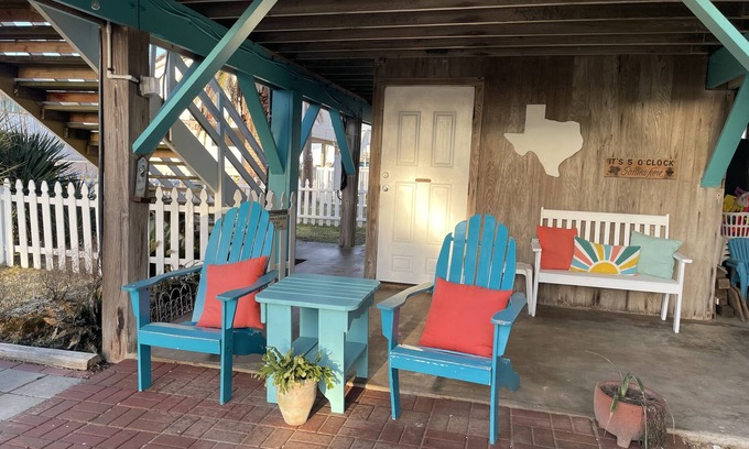 Galveston Cottage | Sea Esta - Coastal Cottage! Close to the Water!