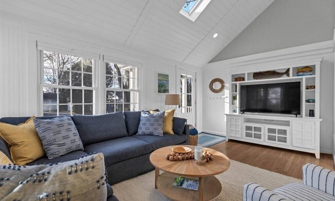 Clinton Cottage | Sea Glass Cottage-In the Heart of Clinton Harbor!
