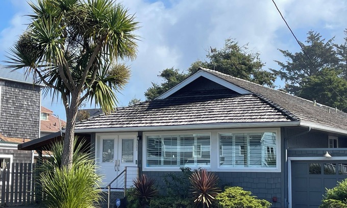 Seaside House | Sea La Vie - Just one block to beach and close walk to downtown!