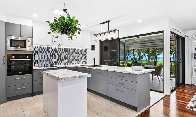 Traviston House | Sea La Vie - Your Haven of Coastal Serenity