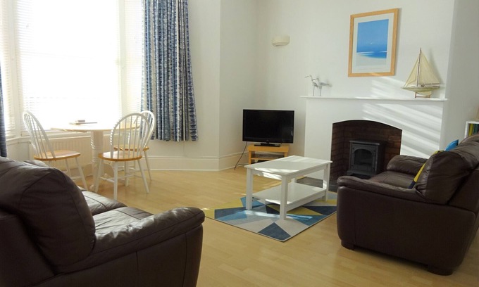 Exmouth Apartment | 'Sea-Lovers' - 2 bedroom flat steps from the Sea!