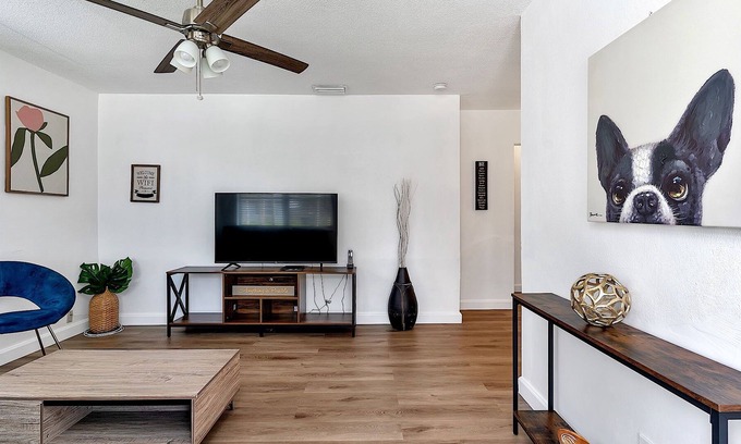 Edgewood House | SEA N SUN 1017 - Close to cruise port and airport