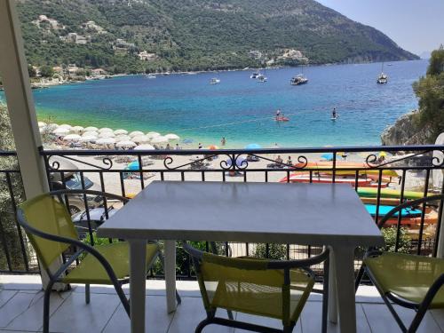 Mikros Gialos Apartment | Sea Pebble Studios